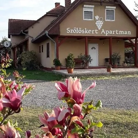 Szoloskert Apartman Apartment *